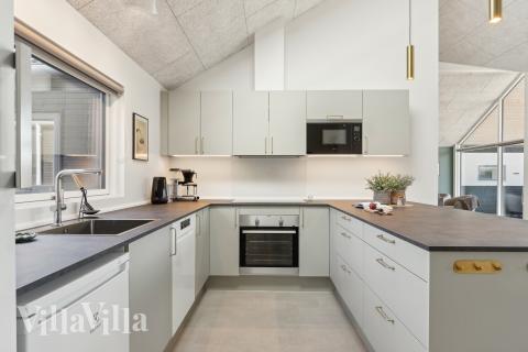 Kjøkkenet i luksushus nr. 666 er fullt utstyrt så dere lett kan lage mat til 14 personer.