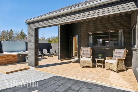 Luksushus nr. 666 har en deilig terrasse med gode hagemøbler til 14 personer.