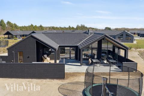 Dette lekre huset med svømmebasseng, nr. 666, med plass til 14 personer, ligger i Vestjylland