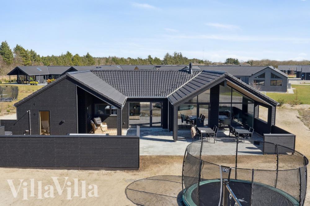 Dette lekre huset med svømmebasseng, nr. 666, med plass til 14 personer, ligger i Vestjylland