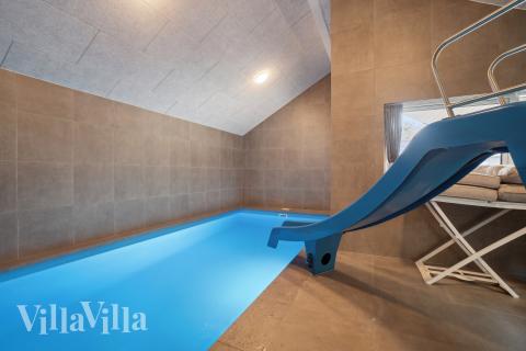 Feriehus 622 har et flott basseng med sklie, et stort innebygd boblebad og en badstue