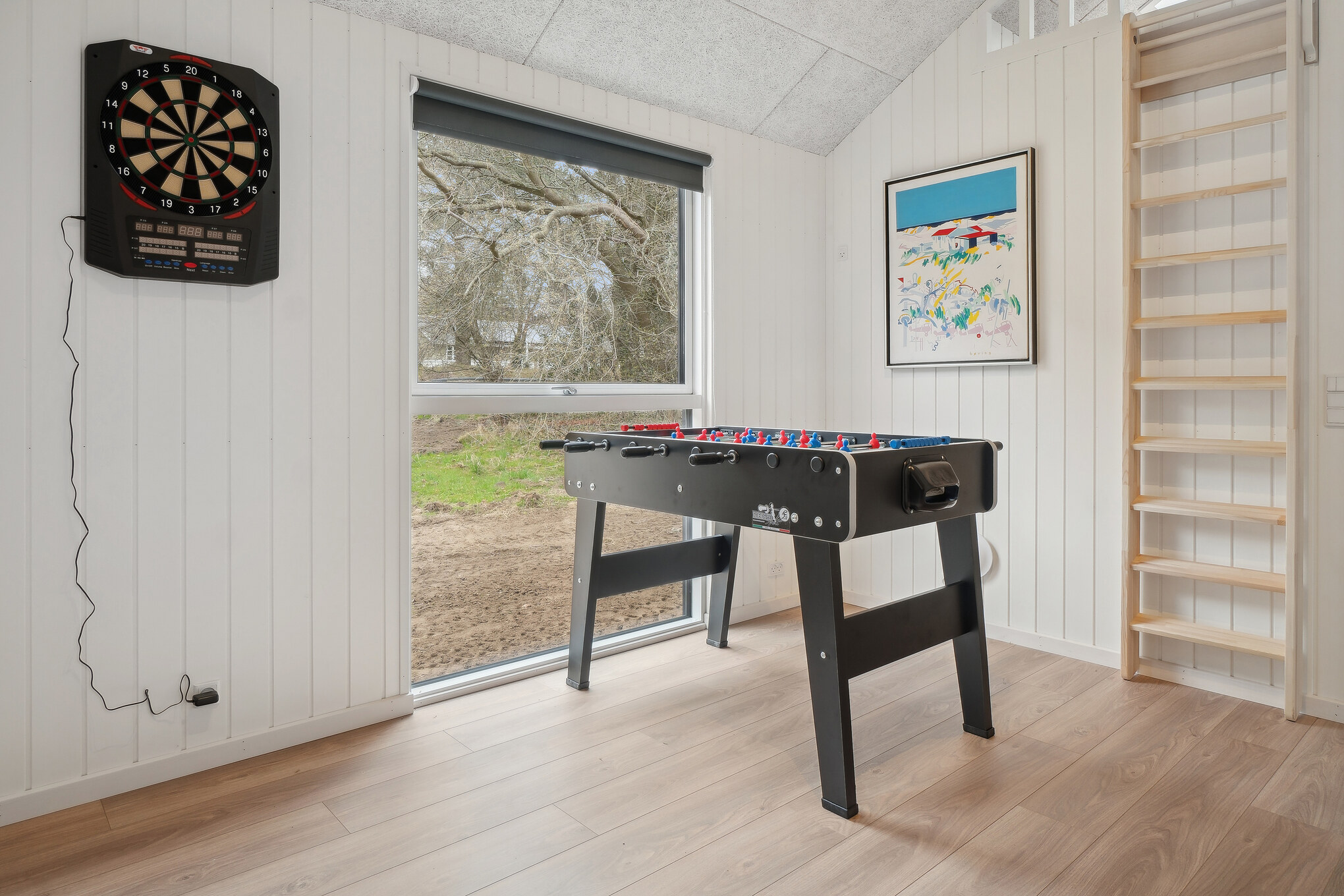 Konkurrer i feriehusets aktivitetsrom når dere besøker luksushus nr. 622 i Bornholm.