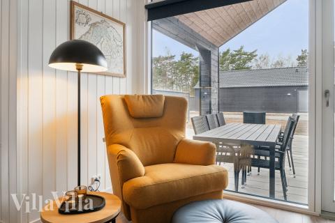 Det er plass til 18 personer i det store lyse oppholdsrommet i luksushus nr. 622.