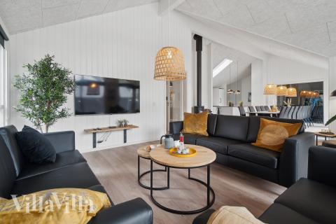 Sofaen i luksushus nr. 622 i Bornholm er perfekt for å hygge seg med et brettspill eller se en film sammen.