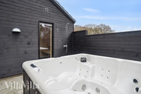 Nyt varmen i boblebadet i luksushus nr. 622 i Bornholm