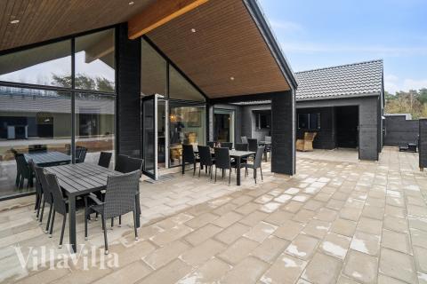 Nyt en grillkveld på terrassen i luksushus nr. 622 i Bornholm