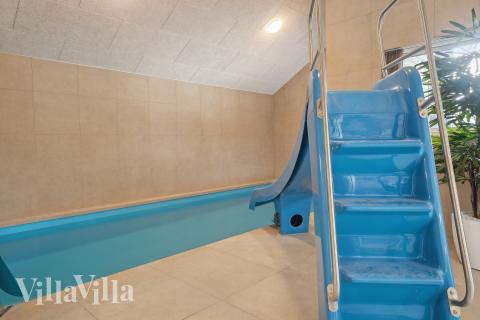 Feriehus 621 har et flott basseng med sklie, et stort innebygd boblebad og en badstue