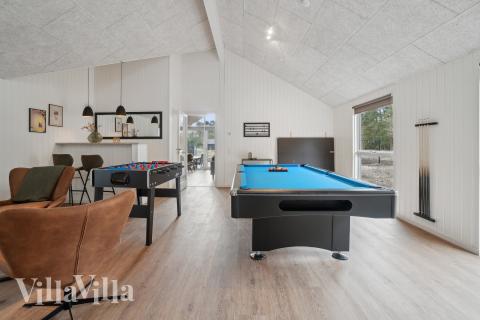 Konkurrer i feriehusets aktivitetsrom når dere besøker luksushus nr. 621 i Bornholm.