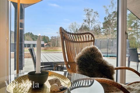 Det er plass til 16 personer i det store lyse oppholdsrommet i luksushus nr. 621.