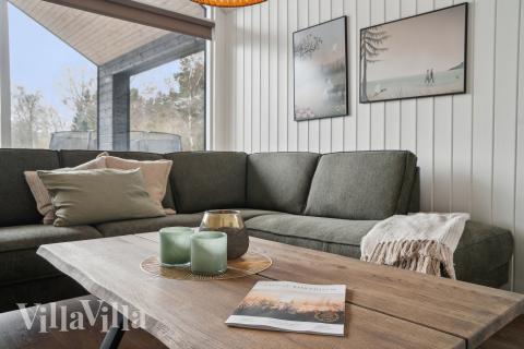 Sofaen i luksushus nr. 621 i Bornholm er perfekt for å hygge seg med et brettspill eller se en film sammen.