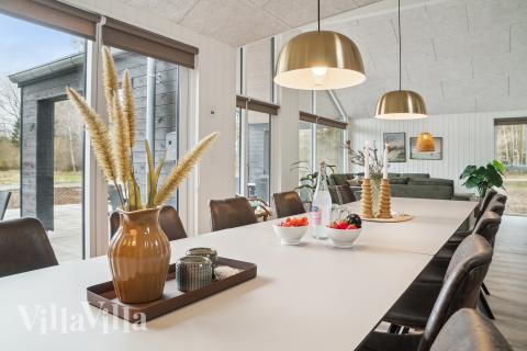 Det er god plass til at 16 personer sitter sammen i feriehusets oppholdsrom under et besøk i luksushus 621 i Bornholm.