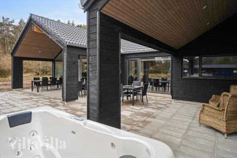 Nyt varmen i boblebadet i luksushus nr. 621 i Bornholm