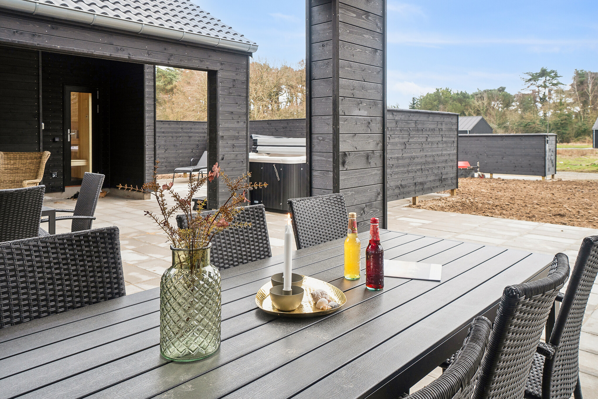 Nyt en grillkveld på terrassen i luksushus nr. 621 i Bornholm
