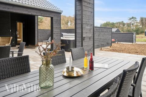 Nyt en grillkveld på terrassen i luksushus nr. 621 i Bornholm