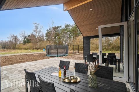 På terrassen i feriehus nr. 621 er det plass til 16 personer.