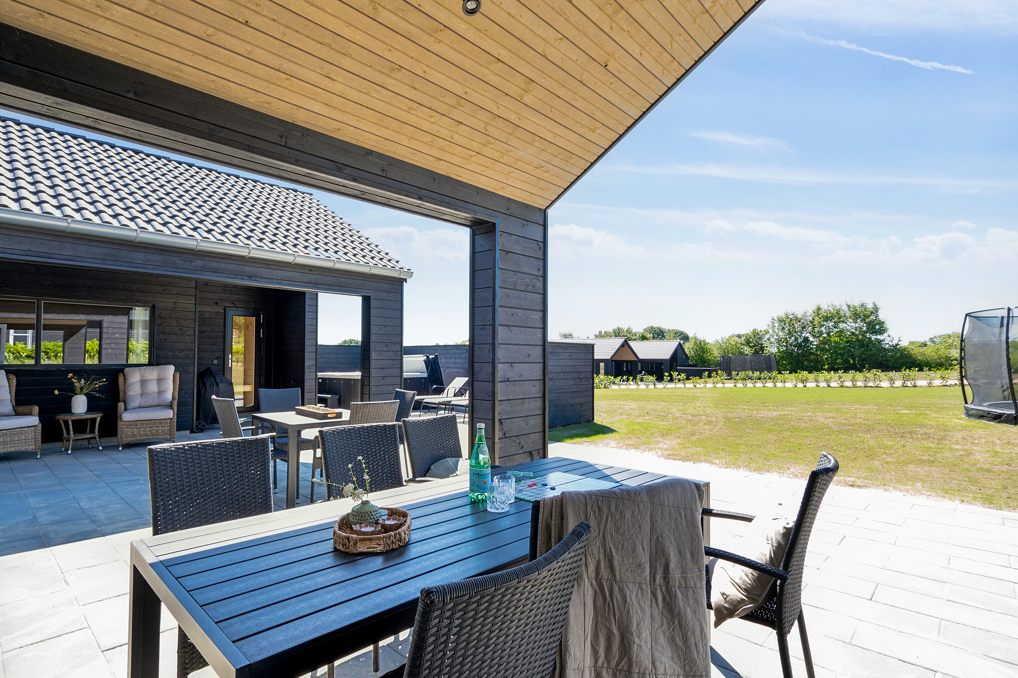 Luksushus nr. 695 har en deilig terrasse med gode hagemøbler til 20 personer.