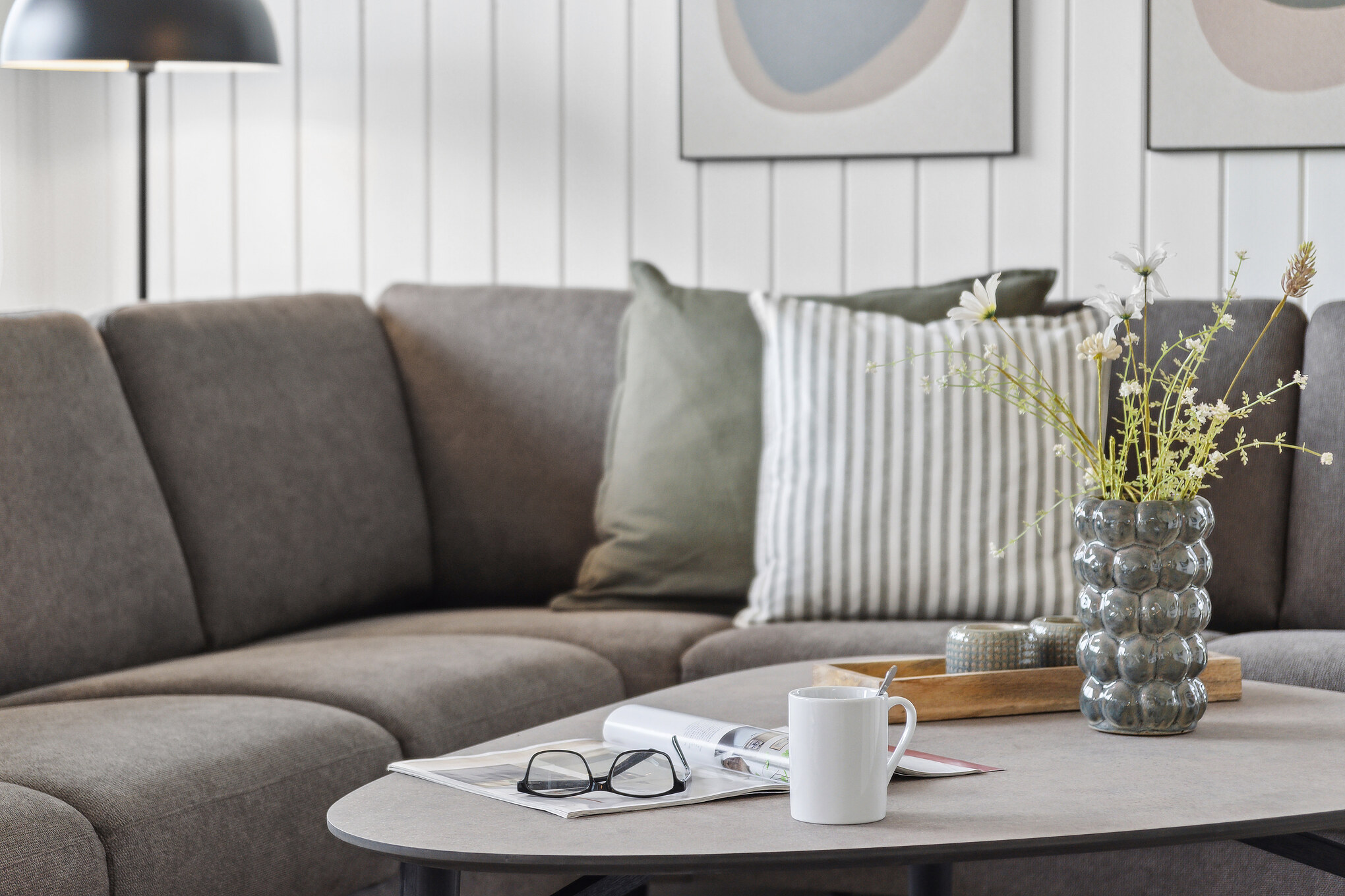 Det er god plass til hygge i feriehusets sofagruppe under oppholdet i luksushus nr. 696