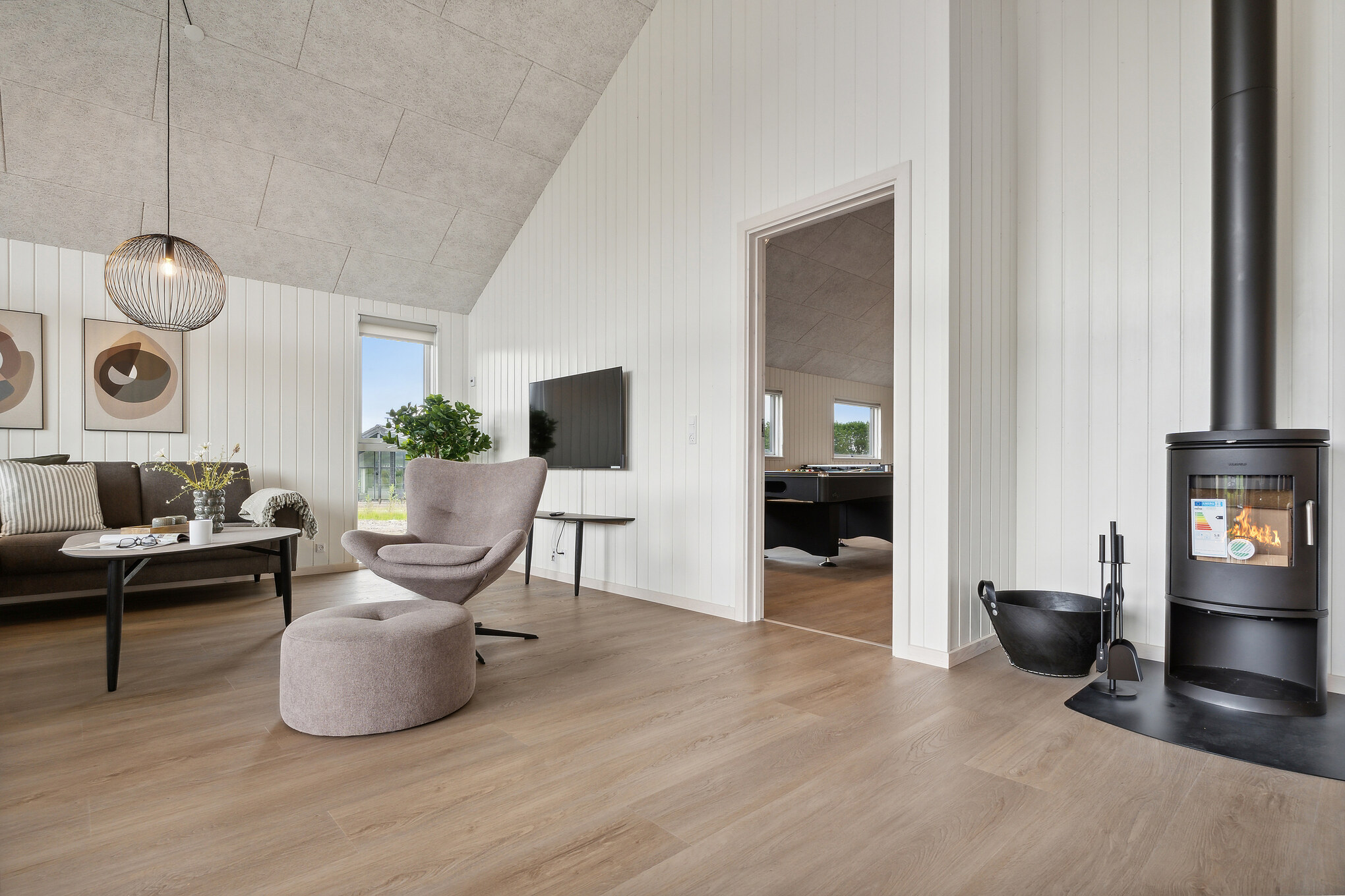 Sofaen i luksushus nr. 696 i Fyn og øyer er perfekt for å hygge seg med et brettspill eller se en film sammen.