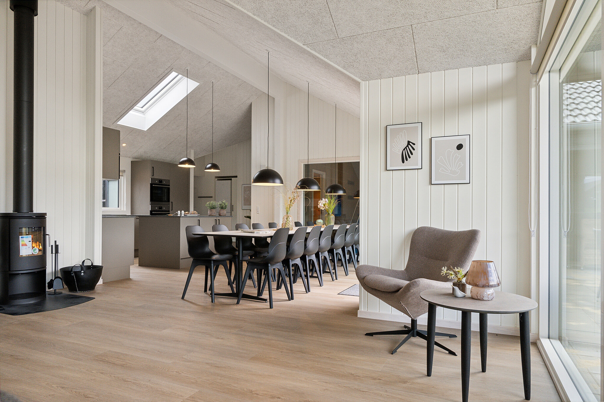 Det er plass til 18 personer i det store lyse oppholdsrommet i luksushus nr. 696.