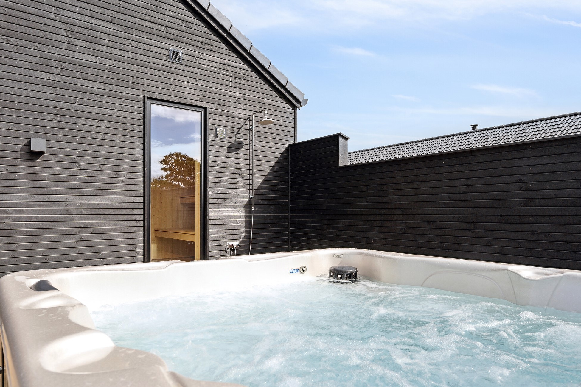 Nyt varmen i boblebadet i luksushus nr. 696 i Fyn og øyer