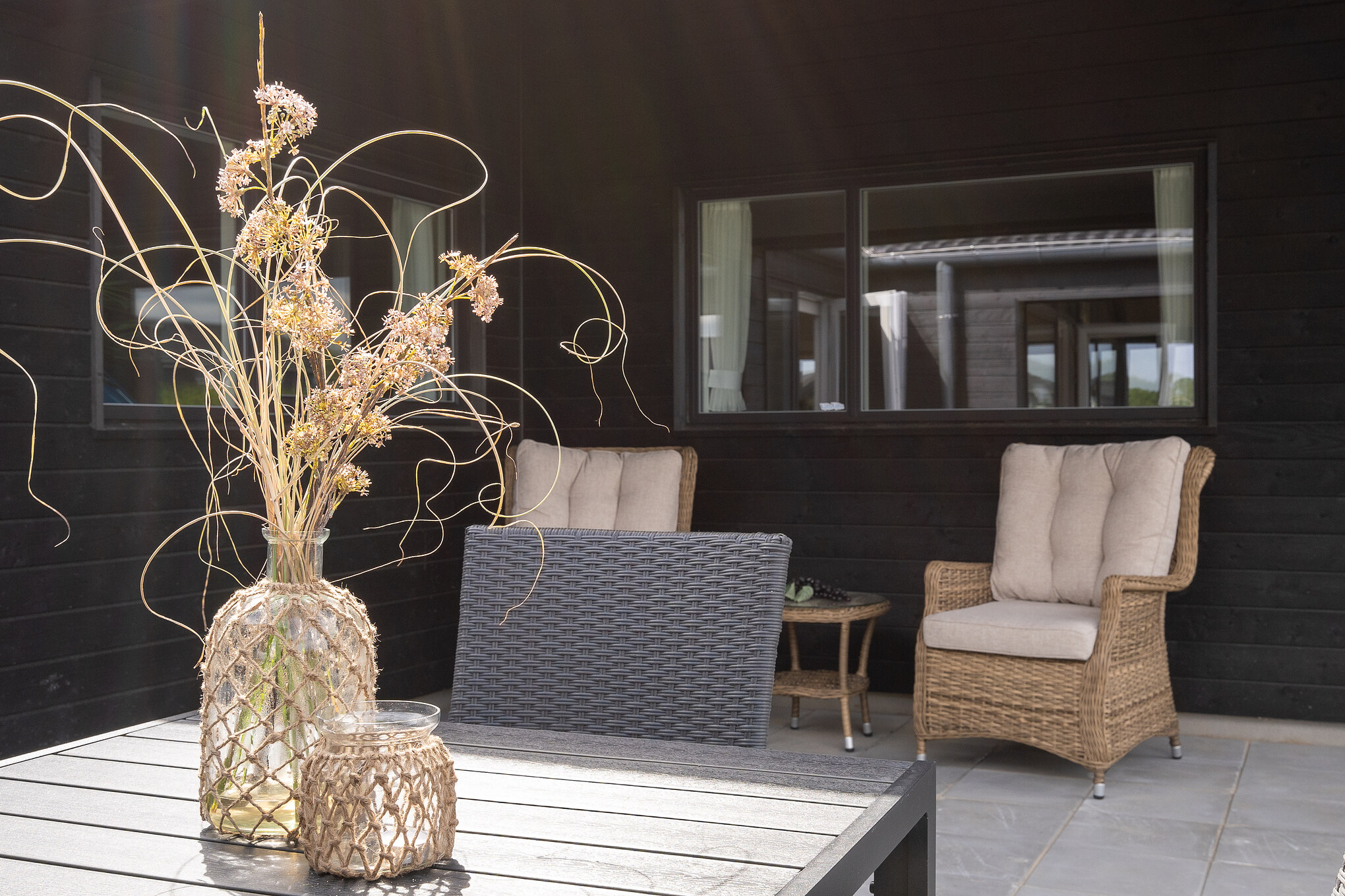 Luksushus nr. 696 har en deilig terrasse med gode hagemøbler til 18 personer.