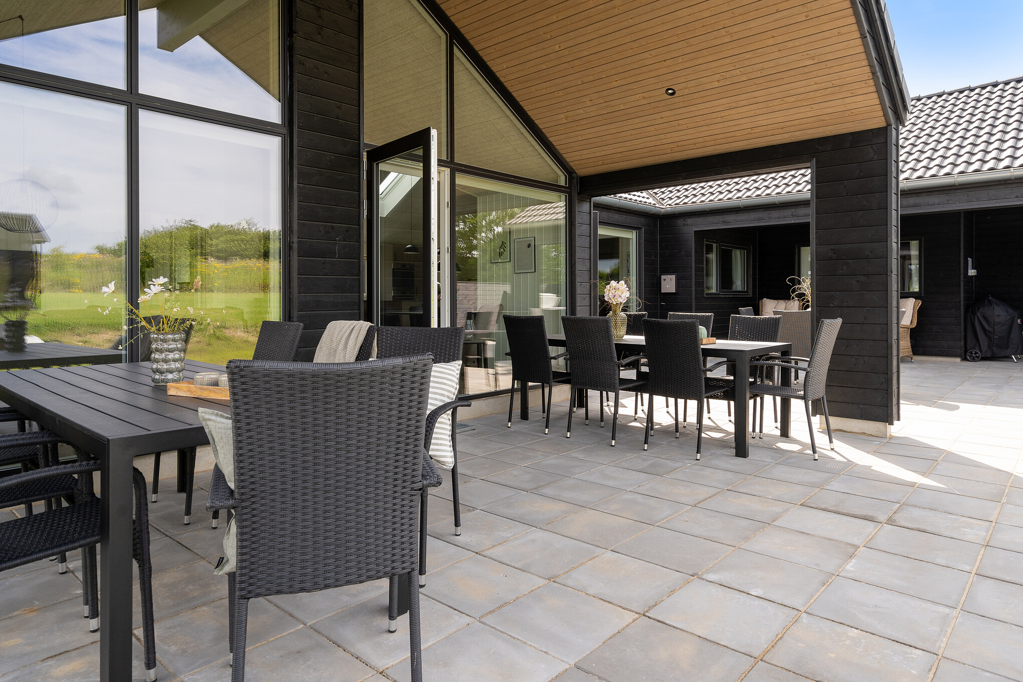 Nyt en grillkveld på terrassen i luksushus nr. 696 i Fyn og øyer