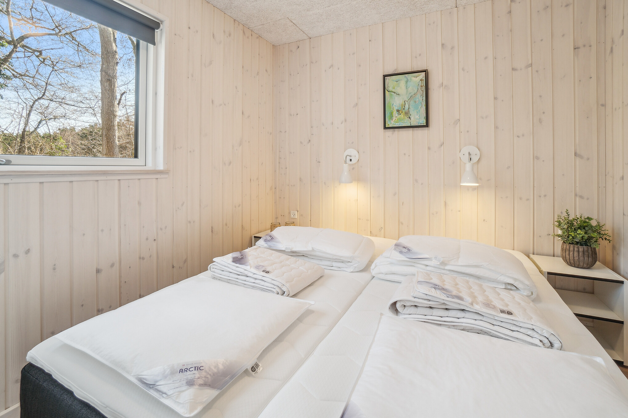 Et av de 7 soverommene i luksushus nr. 622 i Bornholm.