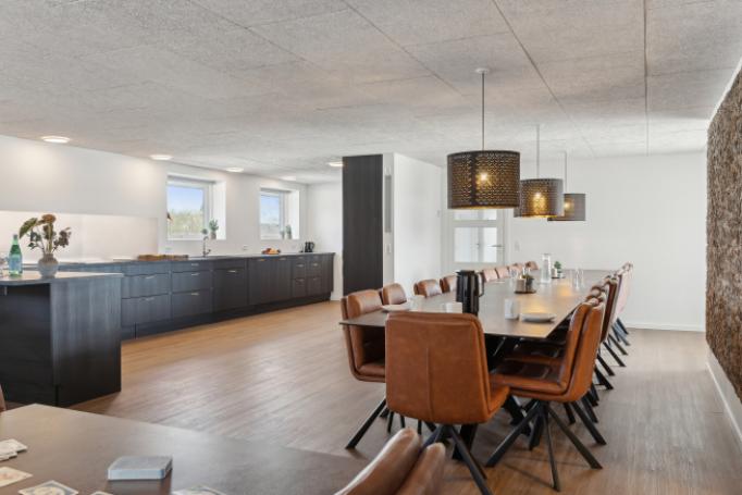 Det er plass til 32 personer i det store lyse oppholdsrommet i luksushus nr. 680.