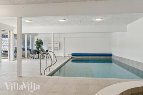 Feriehus 680 har et flott basseng med sklie, et stort innebygd boblebad og en badstue