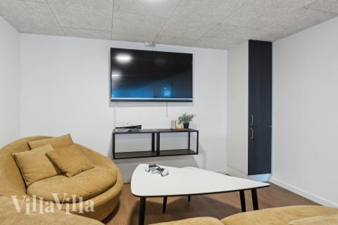 Luksushus nr. 680 til 32 personer tilbyr et stort aktivitetsrom med bl.a. biljard og dart