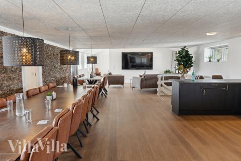 Det er plass til 32 personer i det store lyse oppholdsrommet i luksushus nr. 680.