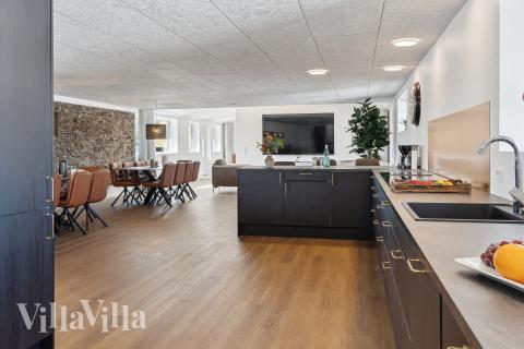 Kjøkkenet i luksushus nr. 680 er fullt utstyrt så dere lett kan lage mat til 32 personer.