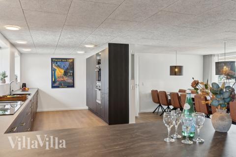 Kjøkkenet i luksushus nr. 680 er godt innrettet.