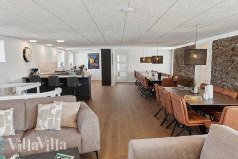 Oppholdsrom med plass til 32 i luksushus nr. 680.