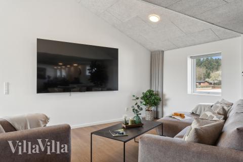 Det er god plass til at 32 personer sitter sammen i feriehusets oppholdsrom under et besøk i luksushus 680 i Nordjylland.