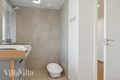 Det finnes bad med dusj i luksushus nr. 680 til 32 personer.