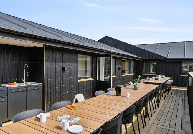 Luksushus nr. 680 har en deilig terrasse med gode hagemøbler til 32 personer.