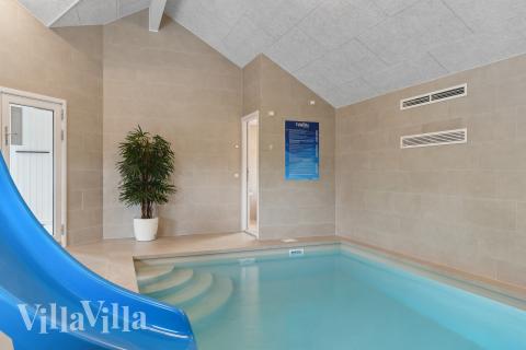 Det flotte bassenget i luksushus nr. 658 til 20 personer