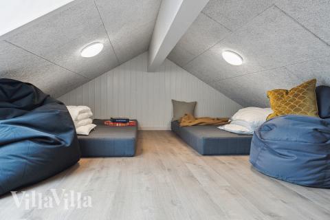 Noen av de 20 soveplassene i luksushus nr. 658 finnes på hems