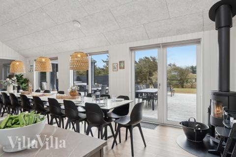 Det er plass til 20 personer i det store lyse oppholdsrommet i luksushus nr. 658.