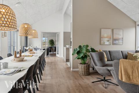 Sofaen i luksushus nr. 658 i Nordjylland er perfekt for å hygge seg med et brettspill eller se en film sammen.