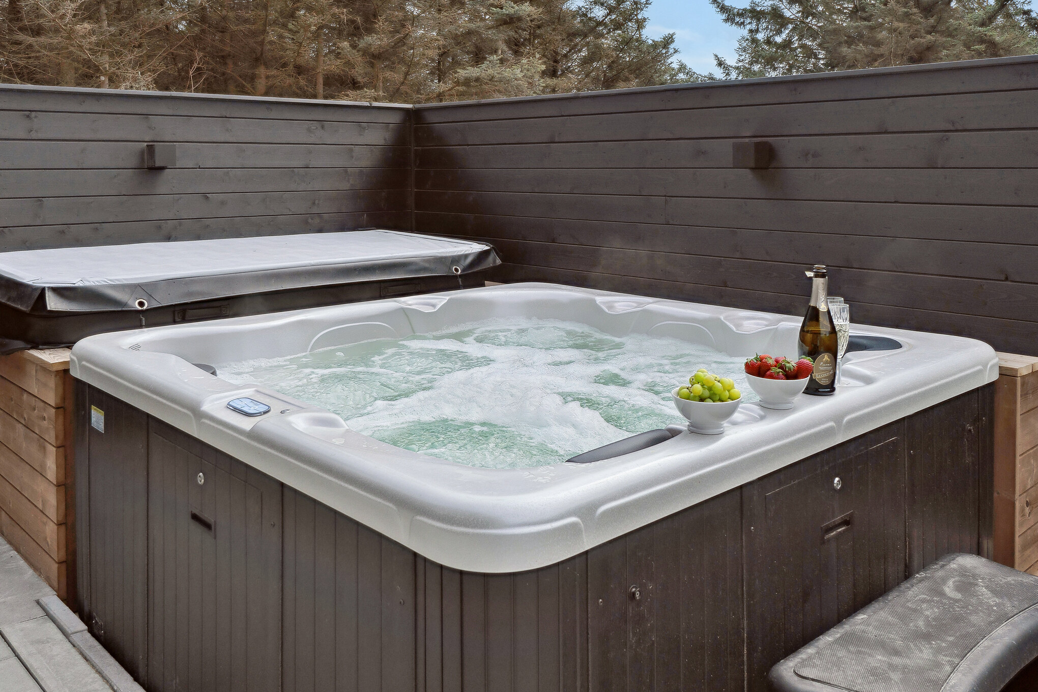 Nyt varmen i boblebadet i luksushus nr. 658 i Nordjylland