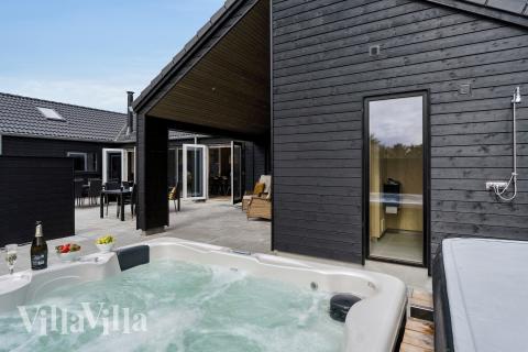 Nyt varmen i boblebadet i luksushus nr. 658 i Nordjylland