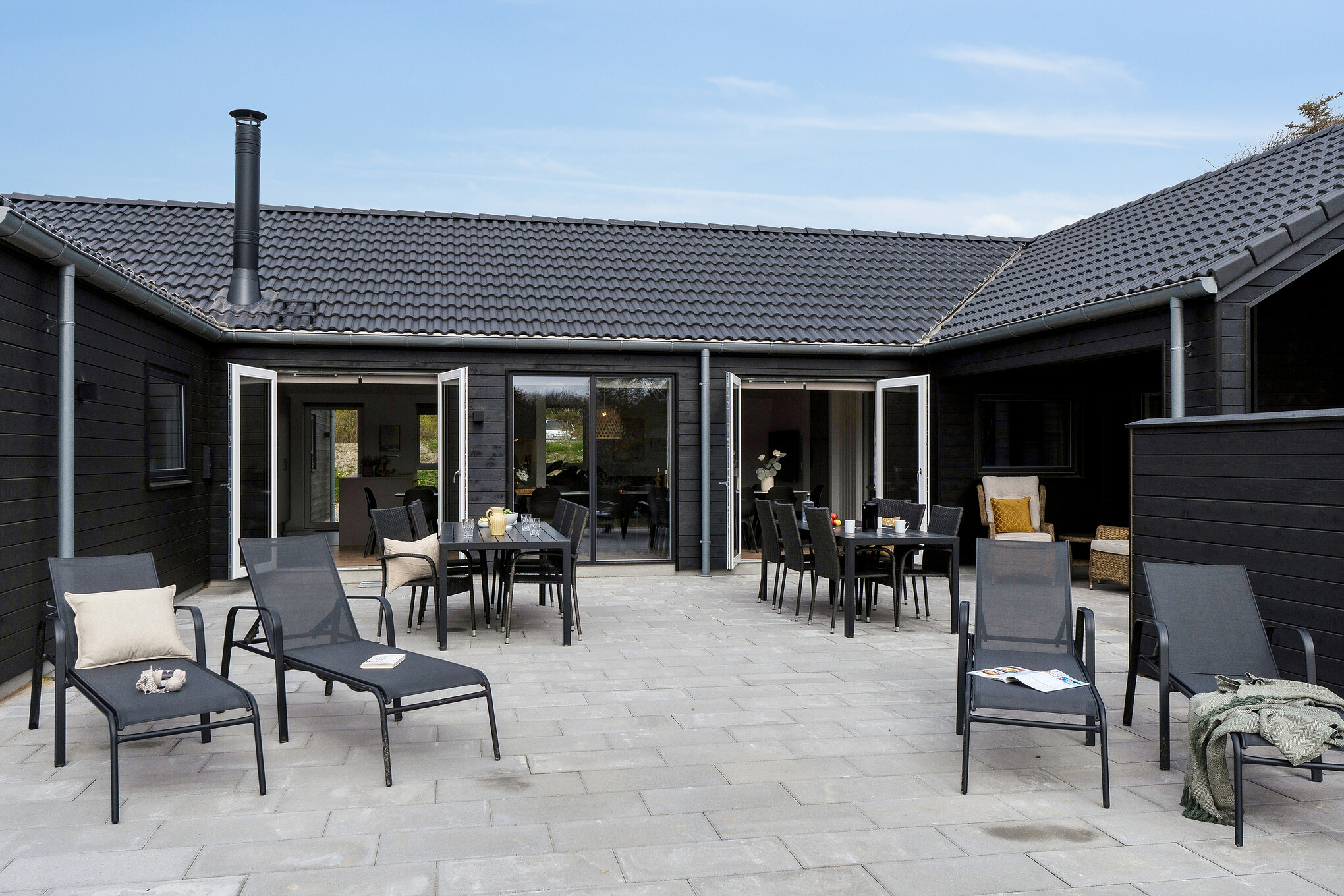 Nyt en grillkveld på terrassen i luksushus nr. 658 i Nordjylland