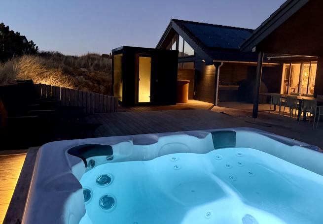 Nyt varmen i boblebadet i luksushus nr. 348 i Vestjylland