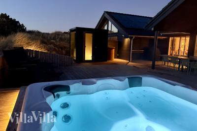 Nyt varmen i boblebadet i luksushus nr. 348 i Vestjylland