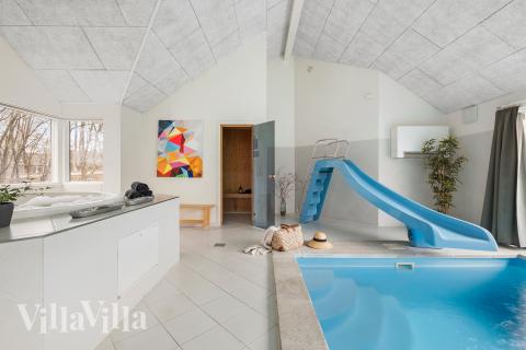 Feriehus 339 har et flott basseng med sklie, et stort innebygd boblebad og en badstue