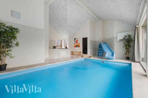 Det flotte bassenget i luksushus nr. 339 til 16 personer