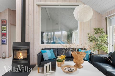 Sofaen i luksushus nr. 339 i Nordsjælland er perfekt for å hygge seg med et brettspill eller se en film sammen.