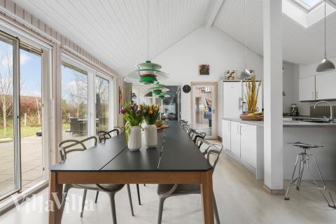 Det er plass til 16 personer i det store lyse oppholdsrommet i luksushus nr. 339.